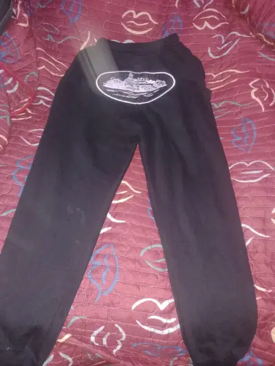 Pantalones deportivos negros con diseño - miniatura 2