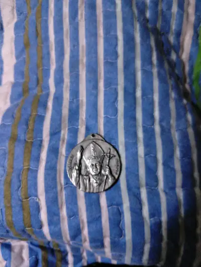 Medalla religiosa con imagen grabada - miniatura 1