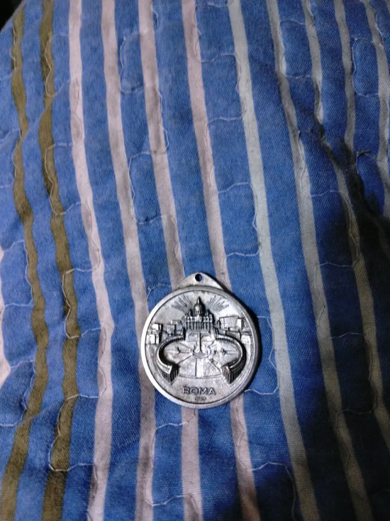 Medalla religiosa con imagen grabada - 2