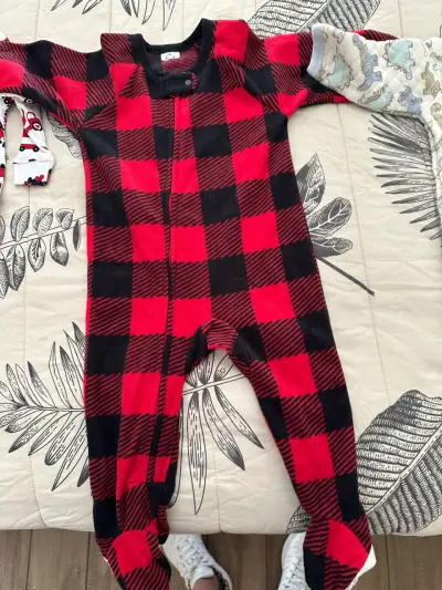 Conjunto de ropa de bebé variada - miniatura 4