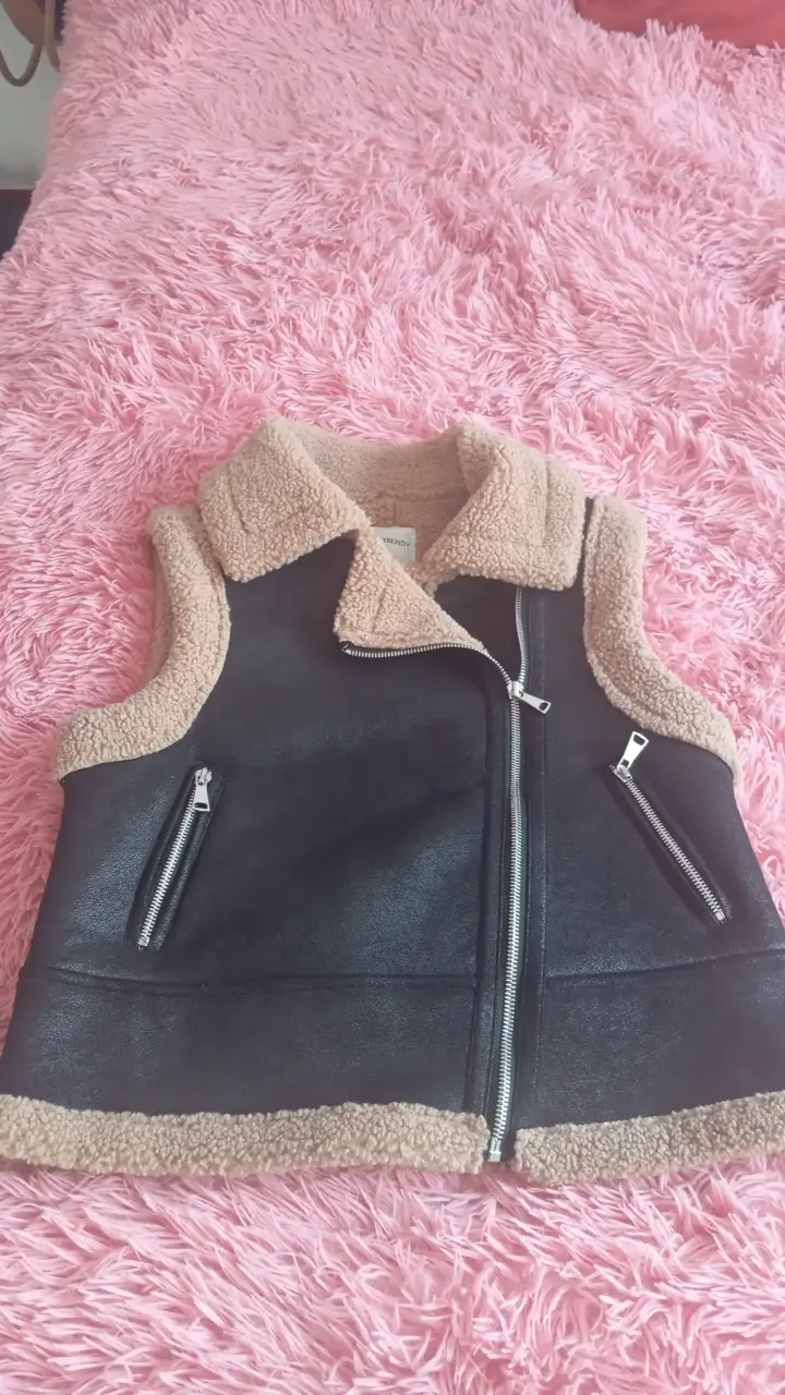 Chaleco negro con interior beige