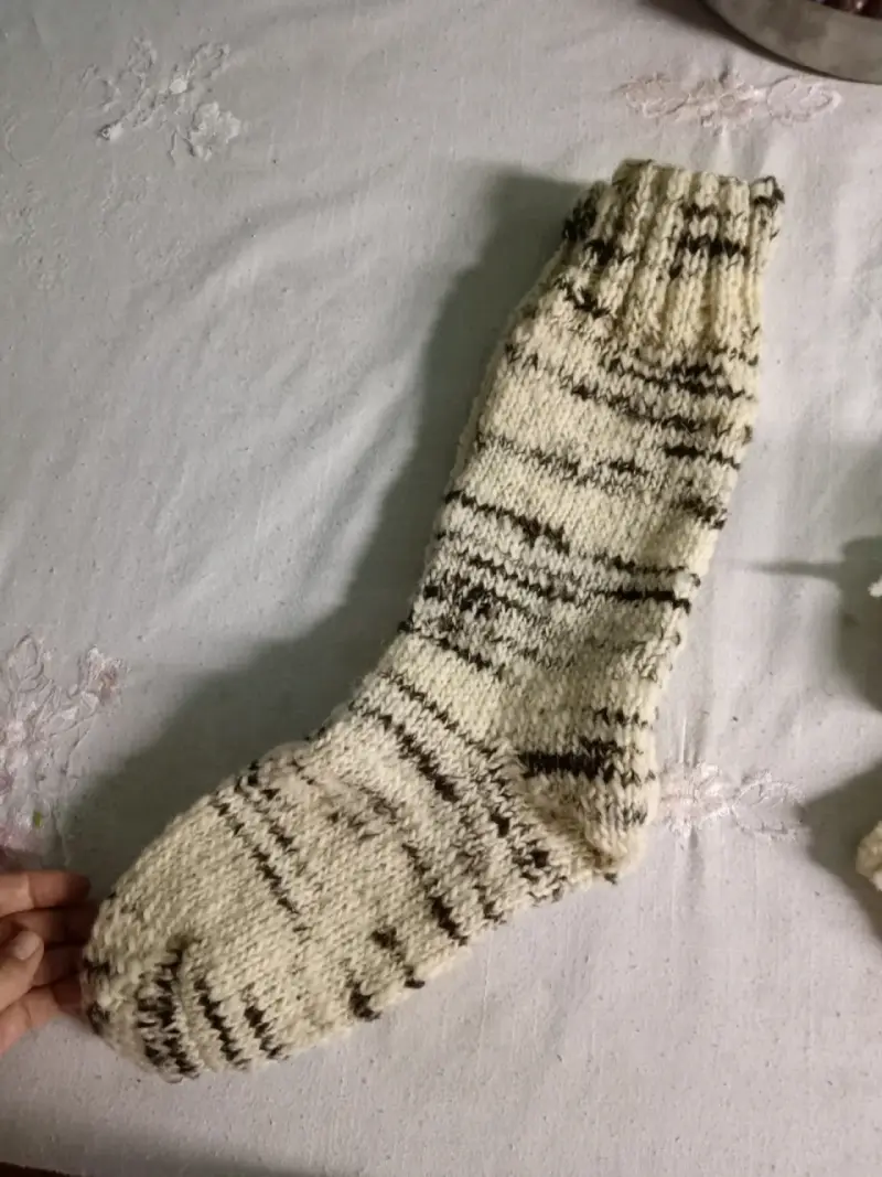 Calcetín de lana tejido a mano