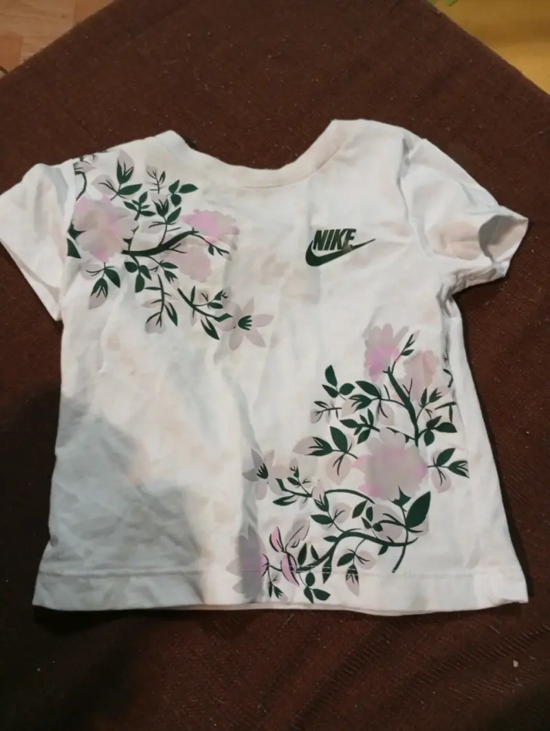 Polera blanca floral Nike