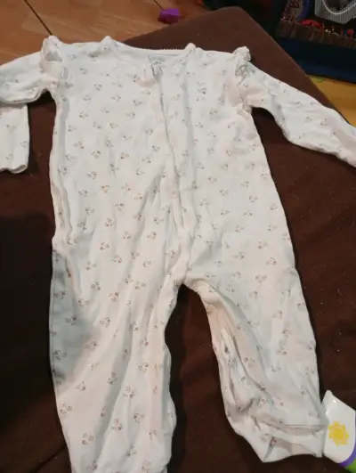Pijama de bebé blanco con flores - miniatura 1