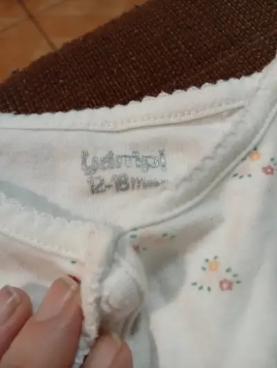 Pijama de bebé blanco con flores - miniatura 2