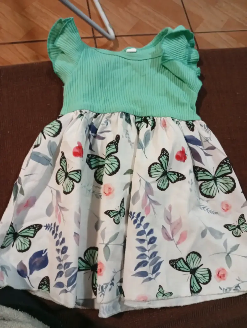 Vestido infantil verde con mariposas