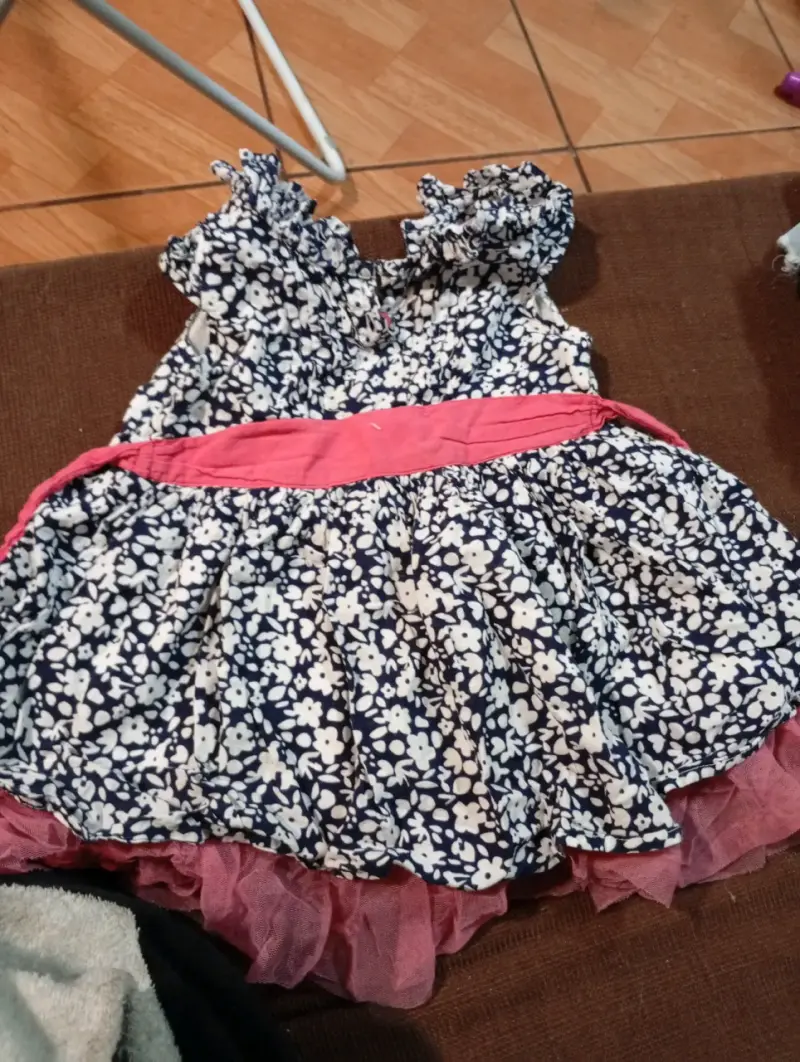 Vestido infantil floral con volantes - 1