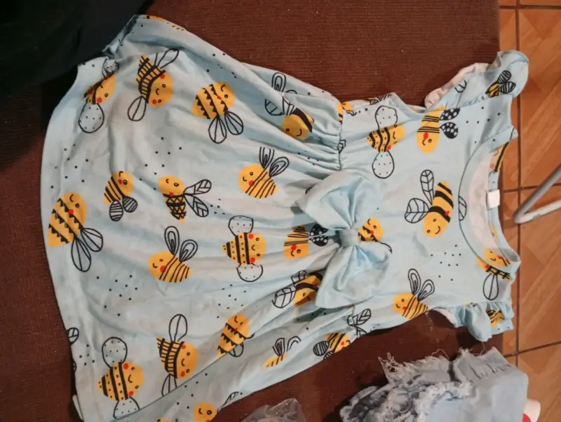 Vestido infantil con abejas