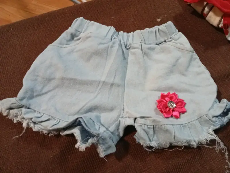 Short de mezclilla con detalle floral