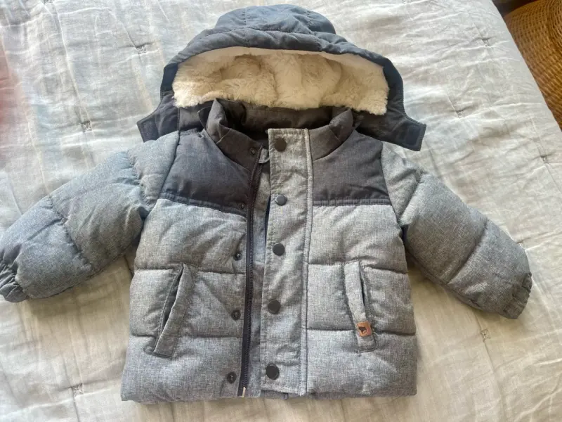 Chaqueta infantil acolchada gris