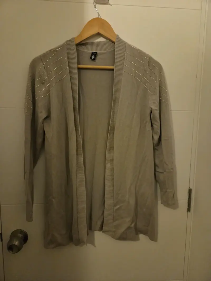 Cardigan beige con detalles brillantes - 1