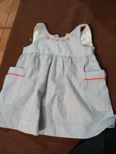 Vestido de bebé a rayas - miniatura 1