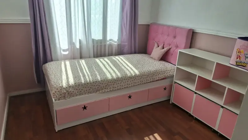 Cama infantil con cajones rosas - 2