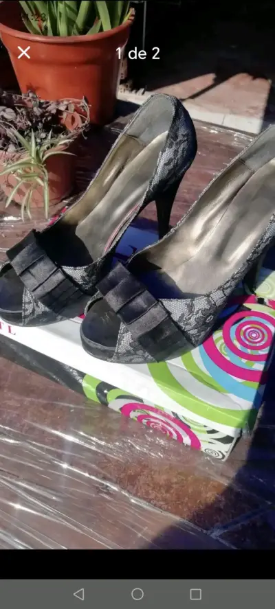 Tacones negros con encaje floral - miniatura 2