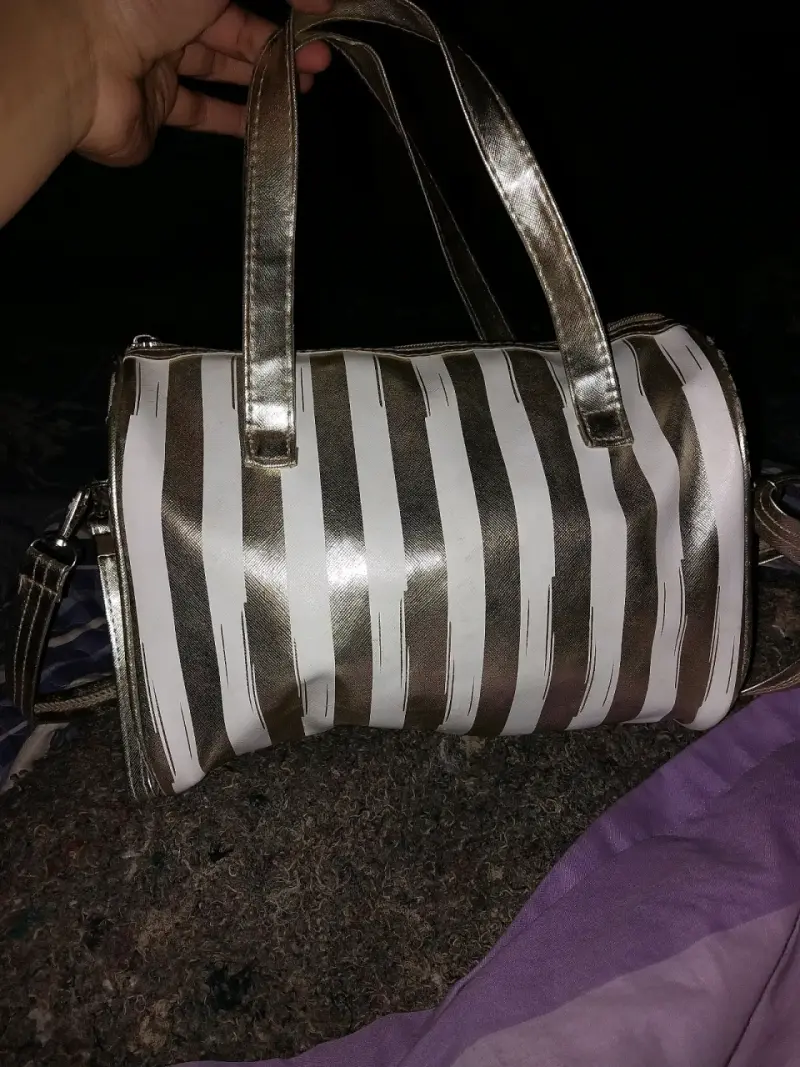 Bolso rayado dorado y blanco