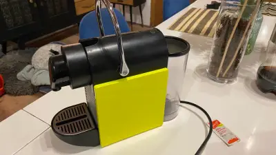 Máquina de café Nespresso amarilla - miniatura 1