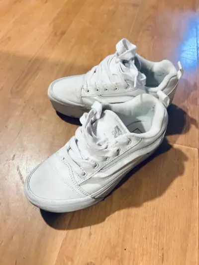 Zapatillas blancas deportivas - miniatura 1