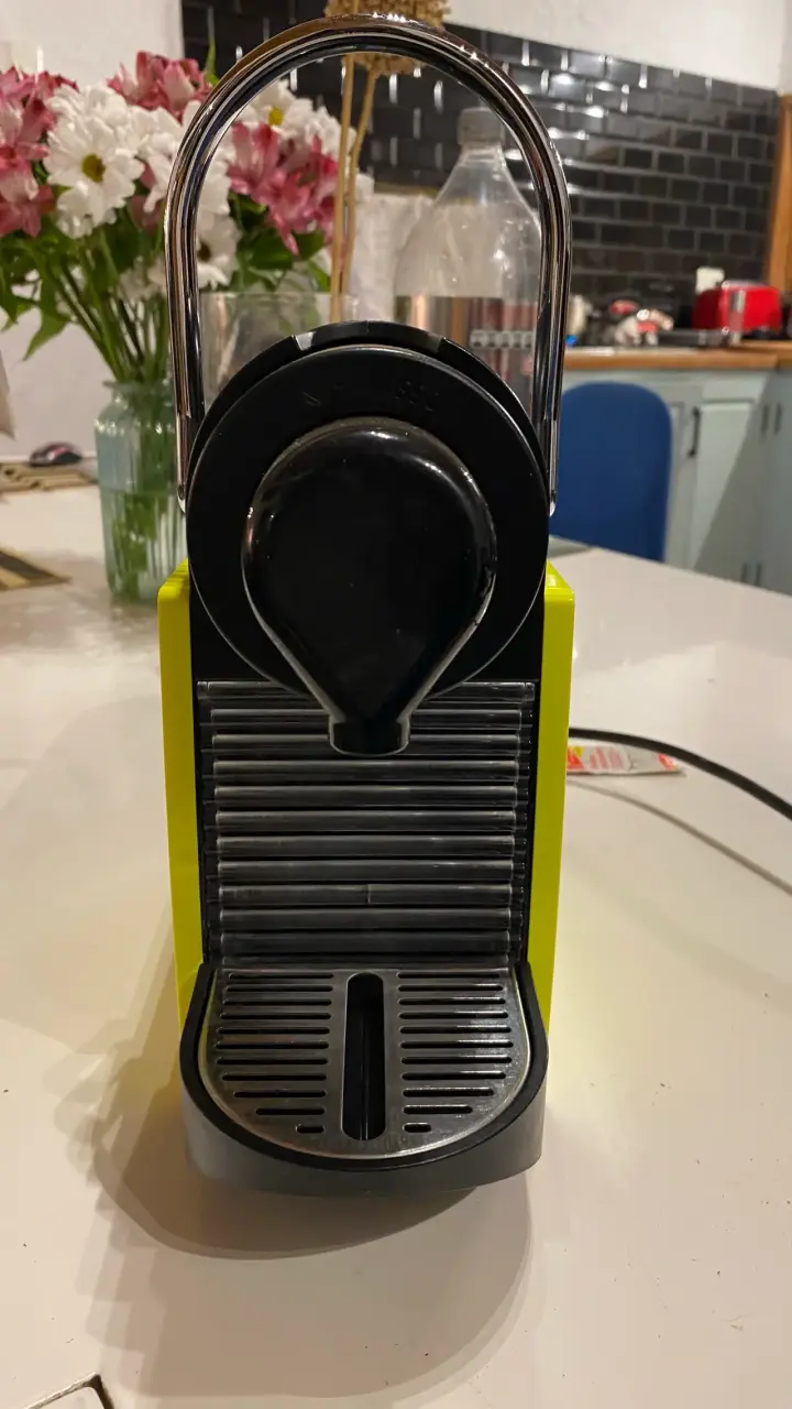 Máquina de café Nespresso amarilla - 3