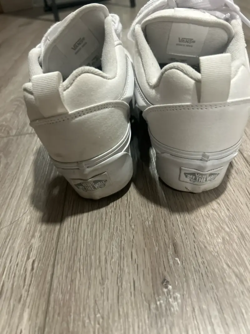 Zapatillas blancas deportivas - 3