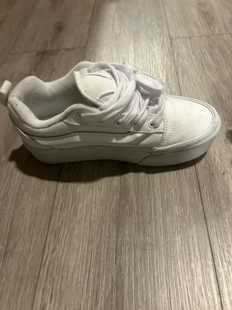 Zapatillas blancas deportivas - 4