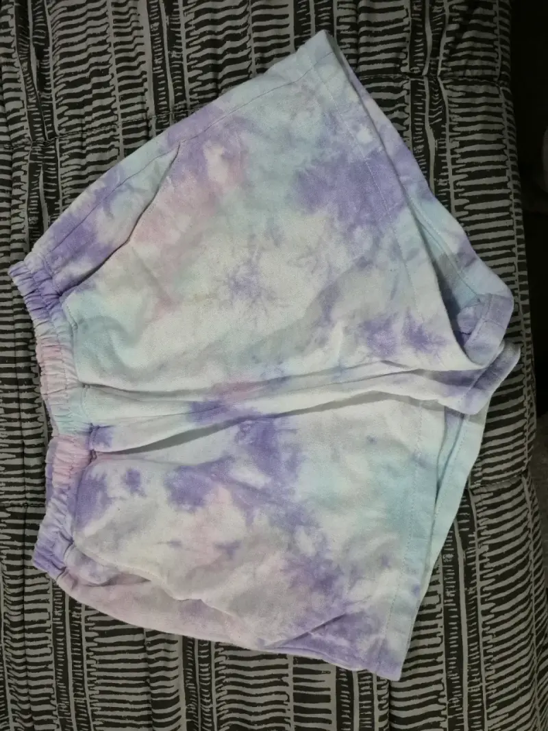 Short colorido estilo tie-dye
