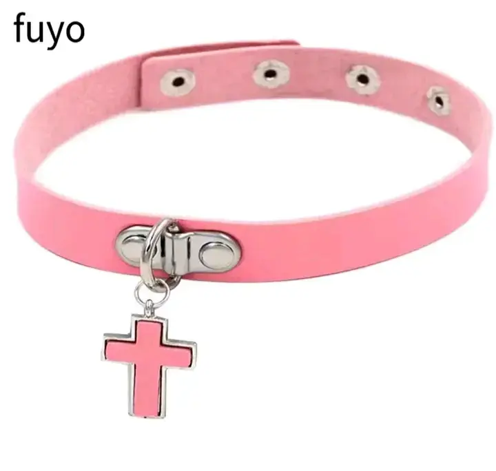 Collar rosa con cruz fuyo