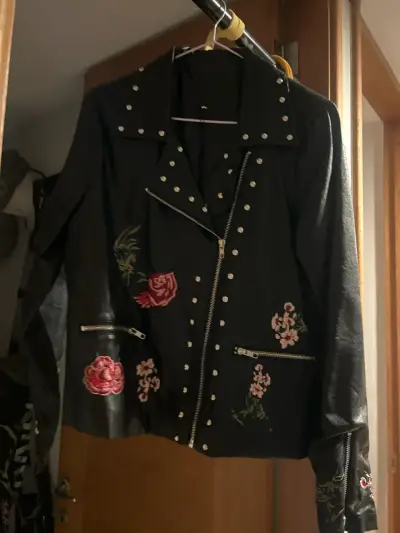 Chaqueta negra con bordados florales - miniatura 1