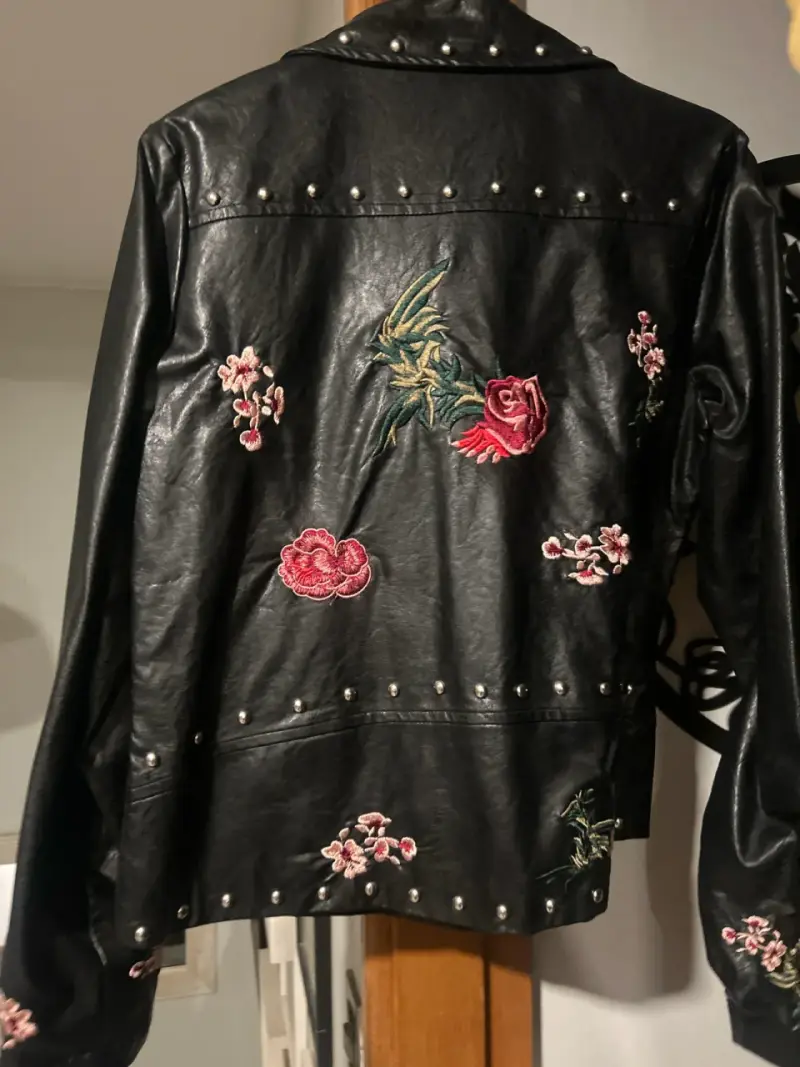 Chaqueta negra con bordados florales - 2