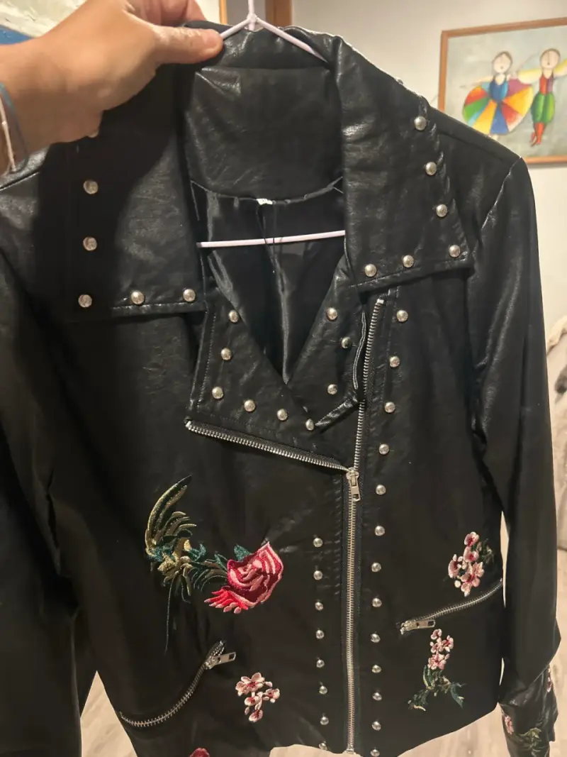 Chaqueta negra con bordados florales - 3