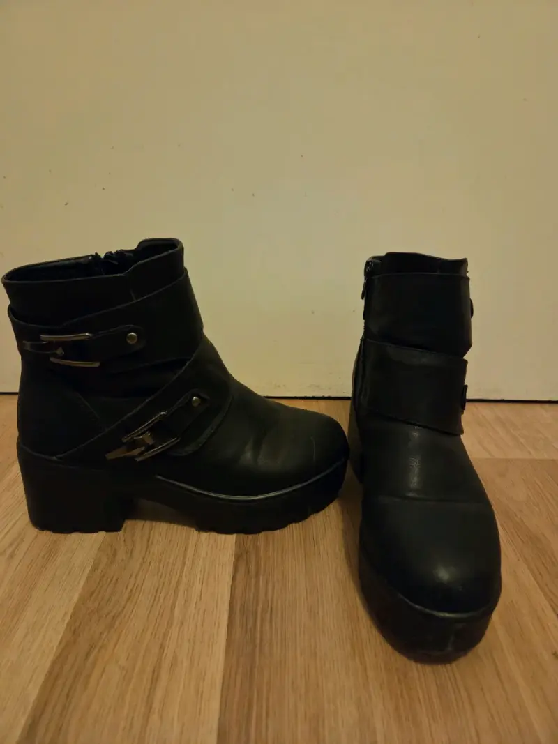Botines negros con hebillas - 1