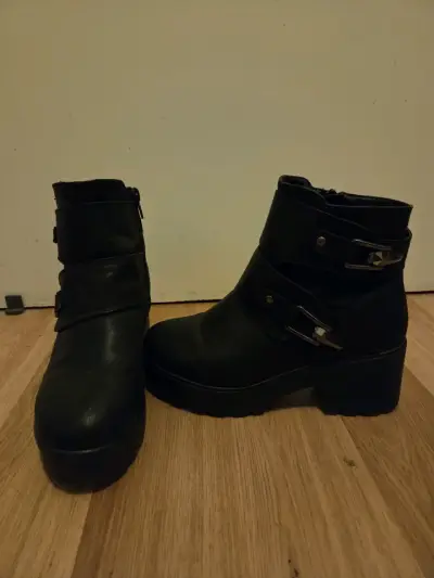 Botines negros con hebillas - miniatura 2
