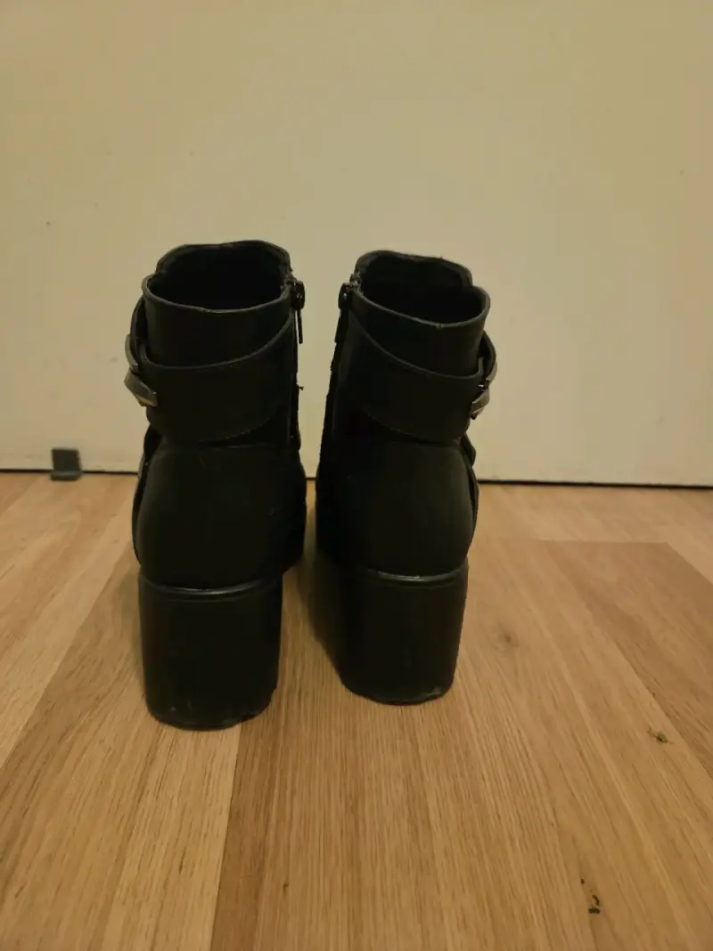 Botines negros con hebillas - 3