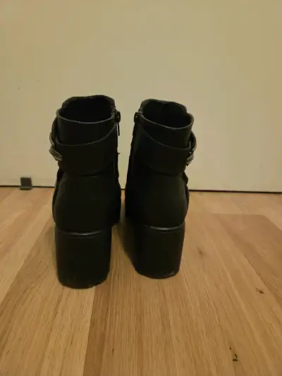 Botines negros con hebillas - miniatura 3