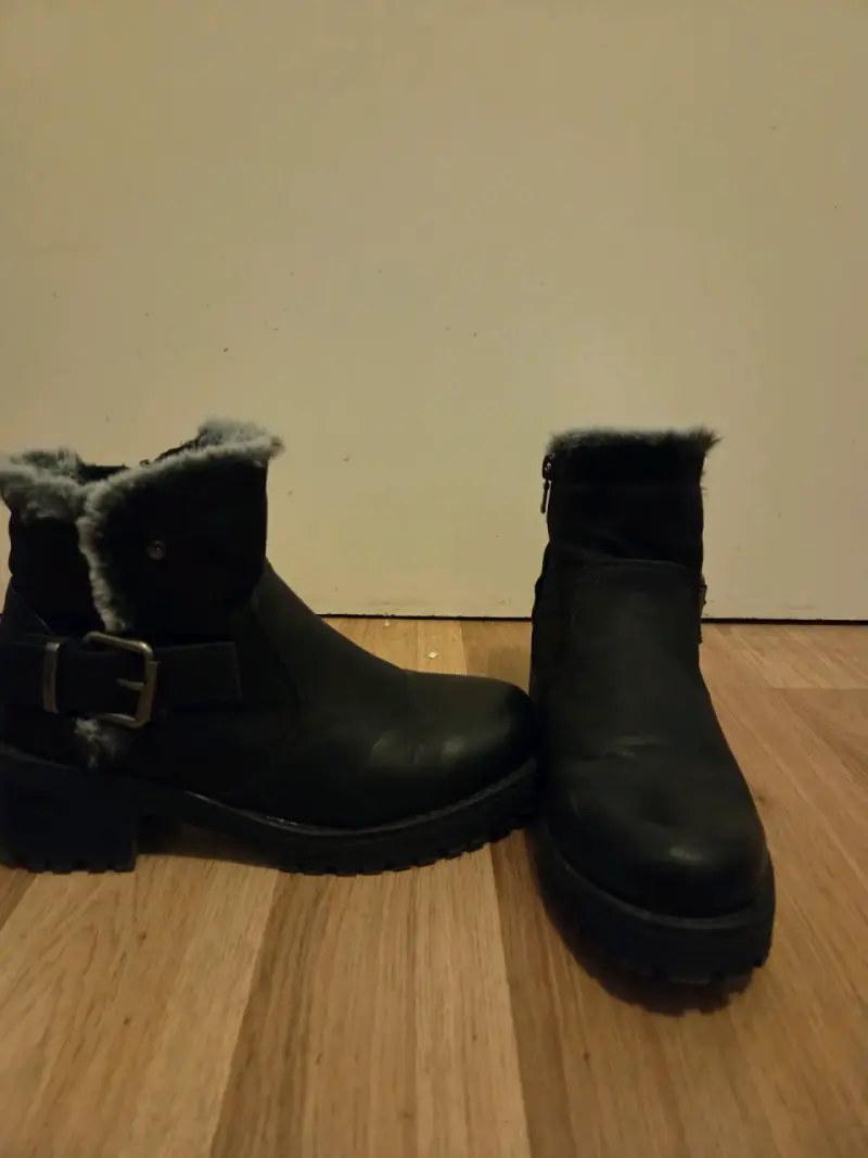 Botines negros con forro de piel - 1