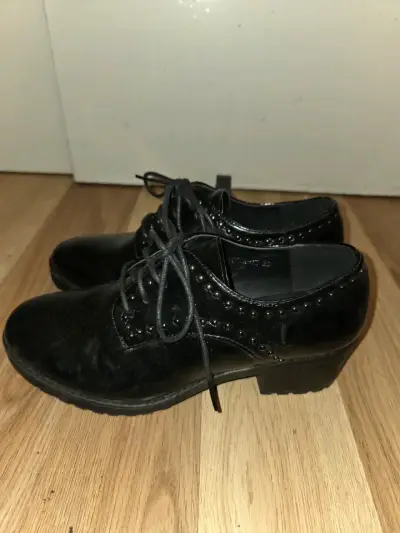 Zapatos de mujer negros brillantes - miniatura 1