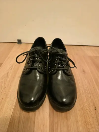 Zapatos de mujer negros brillantes - miniatura 2