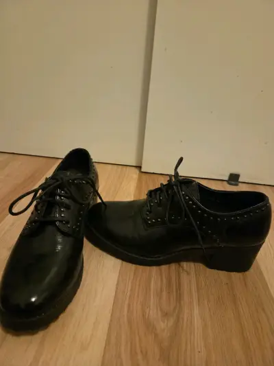 Zapatos de mujer negros brillantes - miniatura 3