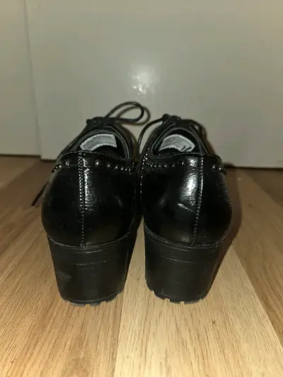 Zapatos de mujer negros brillantes - miniatura 4