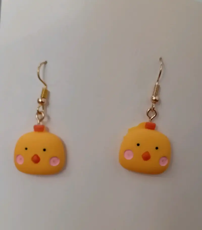 Aros colgantes de pollito amarillo