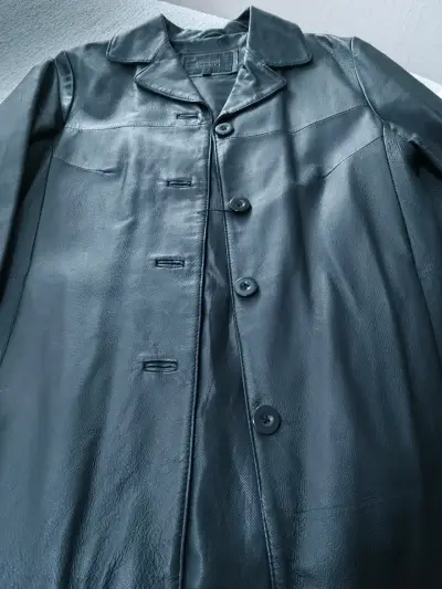 Abrigo de cuero negro elegante - miniatura 1