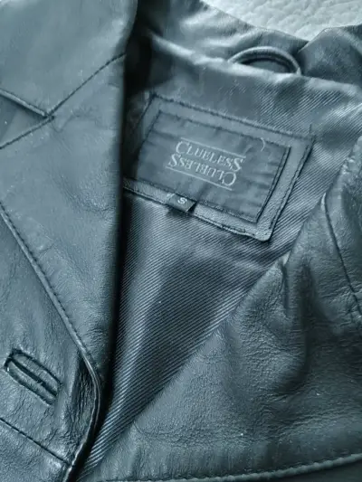 Abrigo de cuero negro elegante - miniatura 2