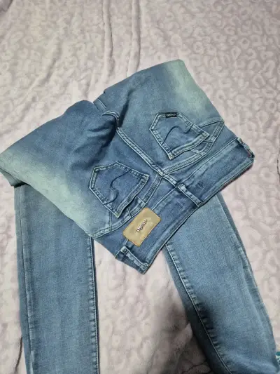 Jeans celeste desgastado - miniatura 1