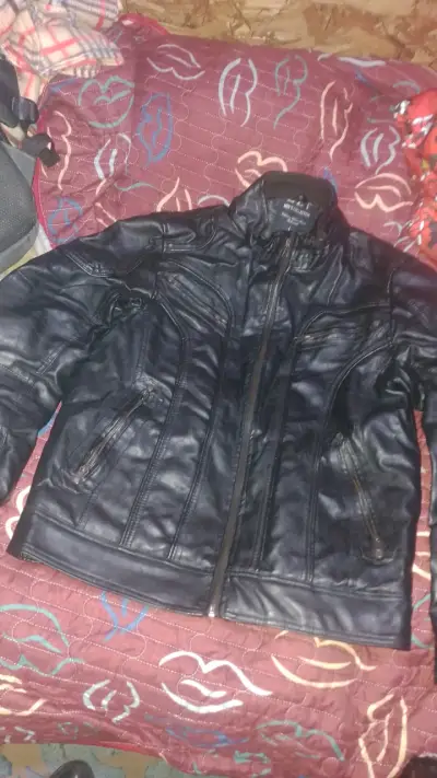 Chaqueta negra de cuero - miniatura 1