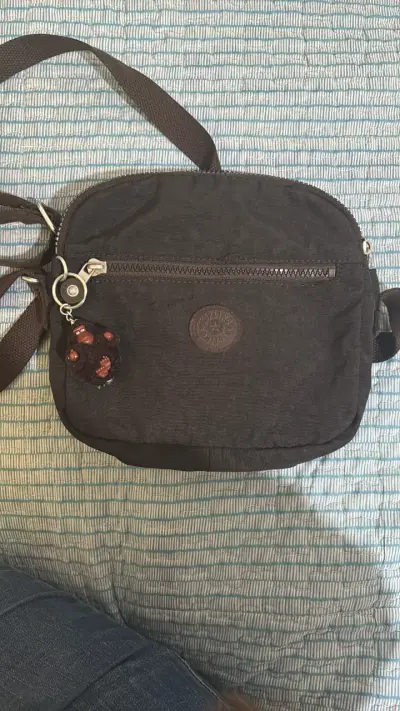 Mini bolso negro con colgante - miniatura 1