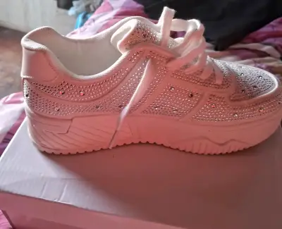 Zapatillas blancas con brillantes - miniatura 1
