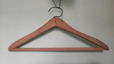 Colgador de madera para ropa - miniatura 1