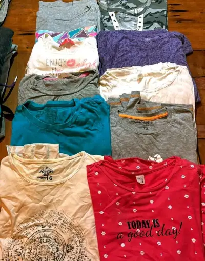Lote de poleras variadas colores y estampados - miniatura 1