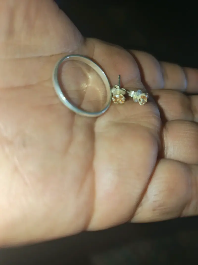 Anillo y pendientes dorados de plata