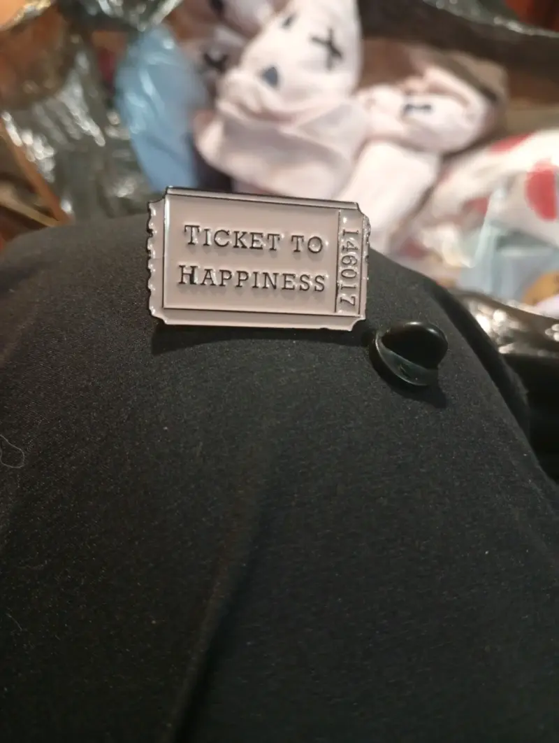 Pin "Ticket to Happiness" metálico