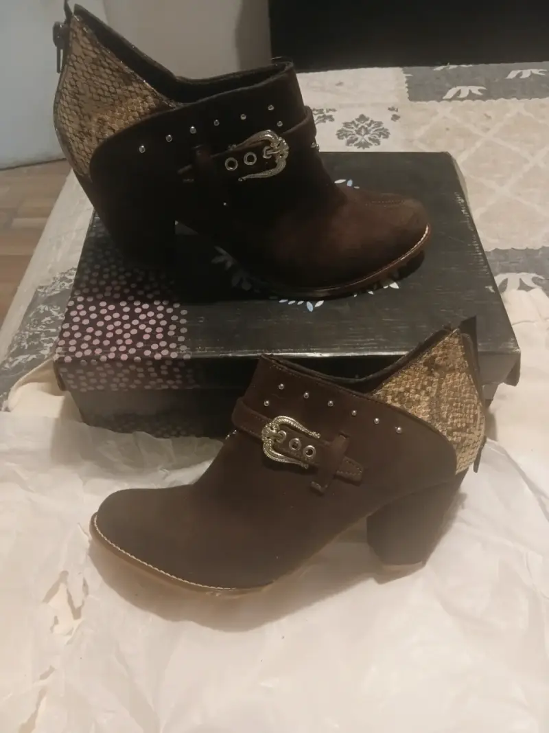 Botines marrones con hebilla